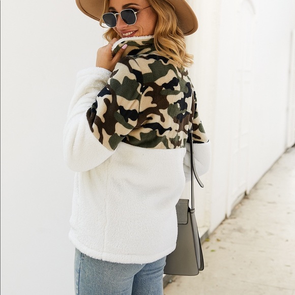 ♦️🆕Animal Print Furry Zipper Sweater White - Picture 3 of 6